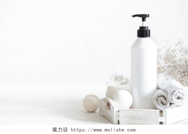 白色背景墙的洗浴用品洗浴用品的成分。清洁、健康和个人卫生概念.